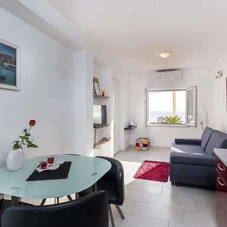Luna Apartment